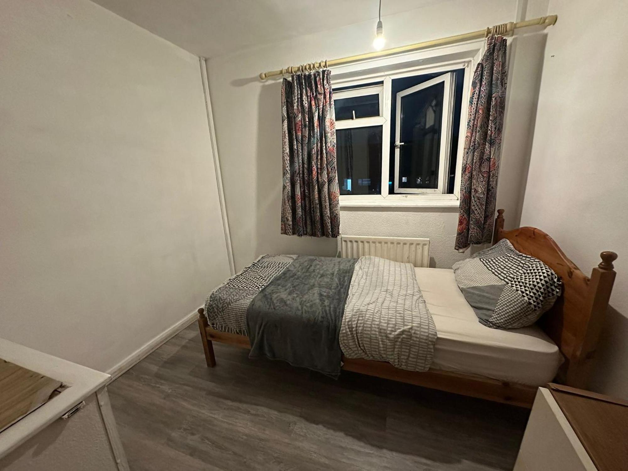 Stevenage Town Centre Hostel - Budget Single Room Экстерьер фото